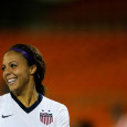 Sydney Leroux shows how not to ‘Happy Gilmore’ a drive