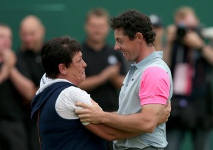 Rory McIlroy celebrates with his mother Rosie on the 18th green. (AFP)