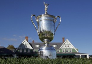 The U.S. Open trophy at Oakmont. (AFP)